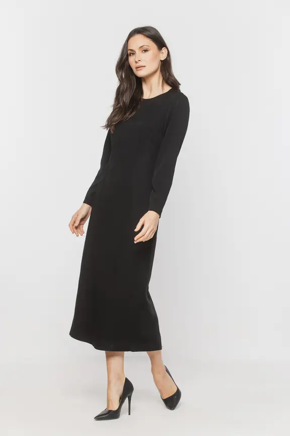 Czarna elegancka sukienka midi o dopasowanym fasonie