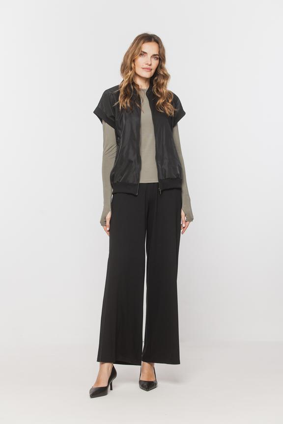 Czarna kamizelka z tkaniny o kroju bomberki