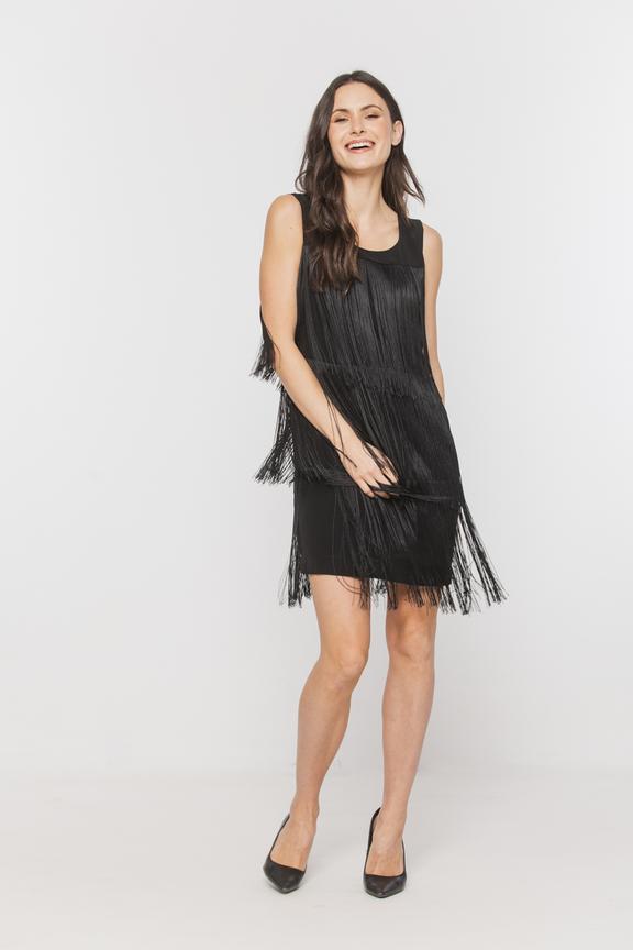 Czarna krótka sukienka z efektownymi frędzlami