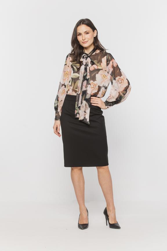 Czarna ołówkowa spódnica z rozporkiem z tyłu