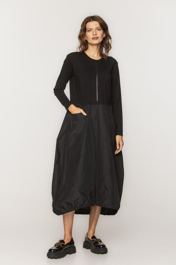 Czarna oryginalna sukienka z łączonych materiałów