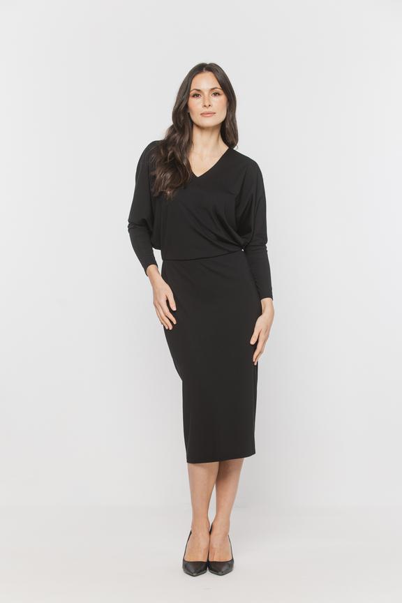 Czarna dopasowana sukienka za kolano z nietoperzowym rękawem