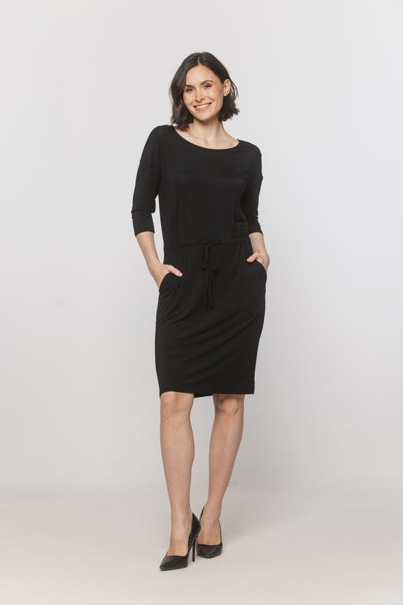 Czarna sukienka z gumką w talii