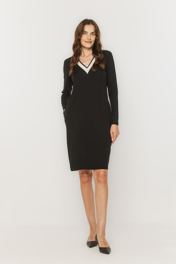 Czarna sukienka z kontrastowym dekoltem V i długim rękawem