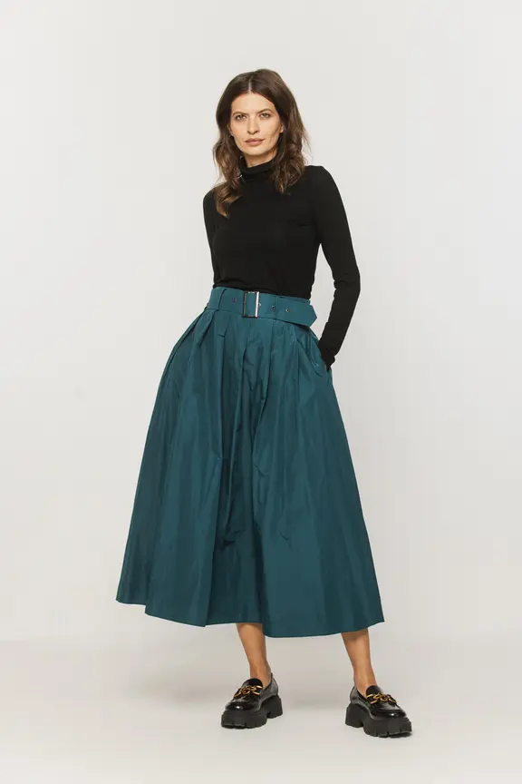 Czarny golf z długim rękawem wykonany z miękkiej dzianiny