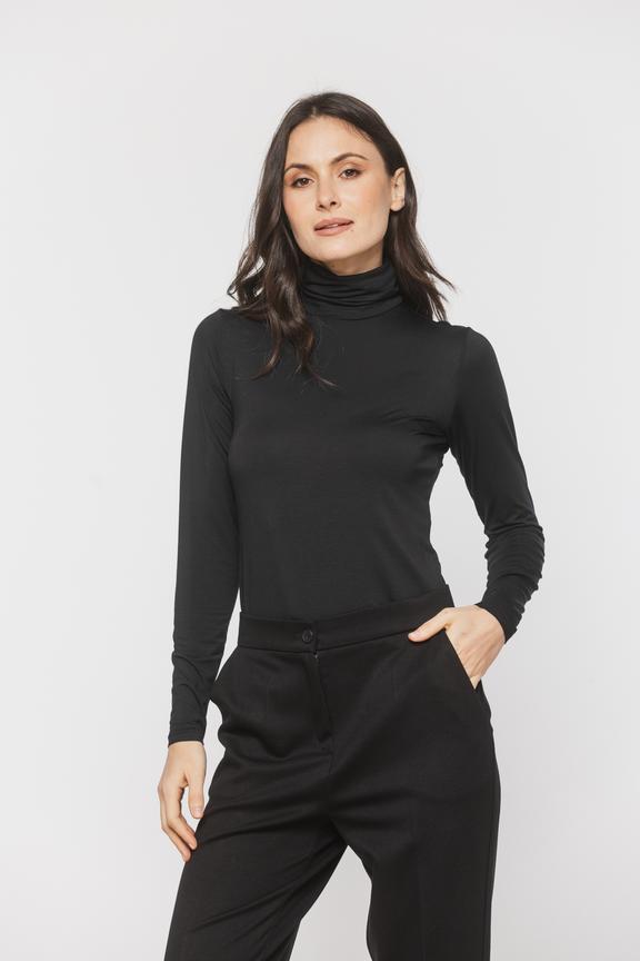 Czarny golf z lekkiej dzianiny modalowej