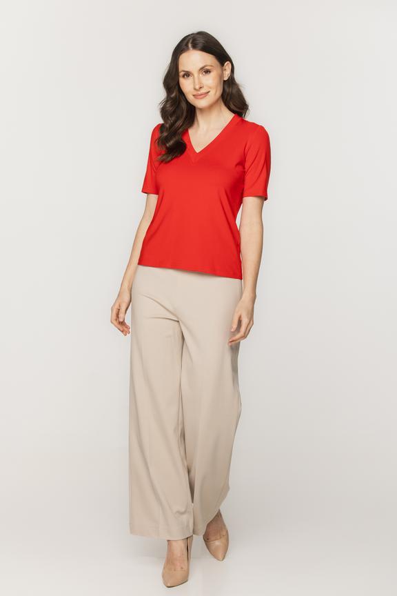 Czerwona dopasowana bluzka z dekoltem V