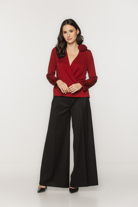 Czerwona elegancka bluzka z odpinanym kwiatem