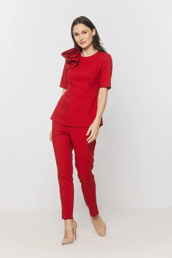 Czerwone klasyczne spodnie w kant z kieszeniami