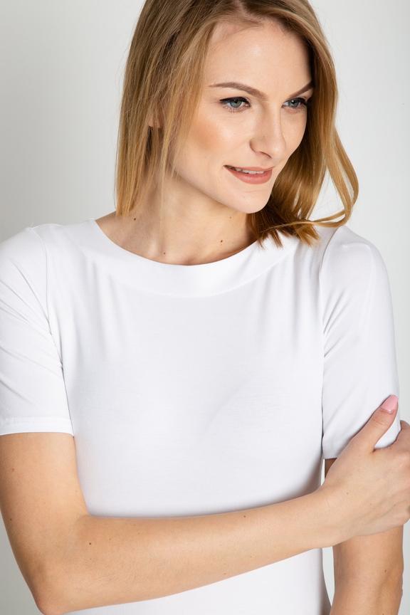 Biała bluzka z krótkim rękawem i dekoltem w łódkę