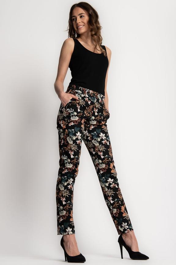 Czarne luźne spodnie w kwiaty z kieszeniami