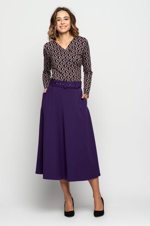 Rozkloszowana fioletowa spódnica z paskiem