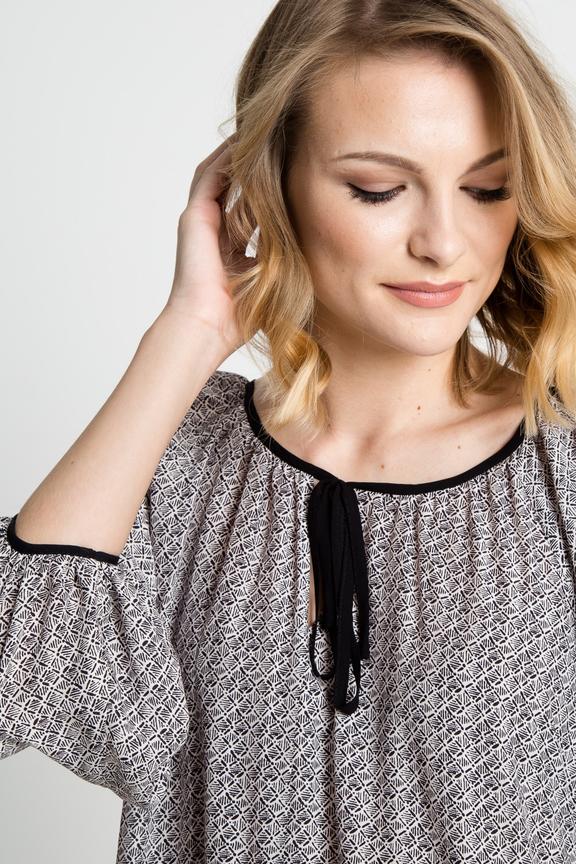 Biało-czarna bluzka z falbaną