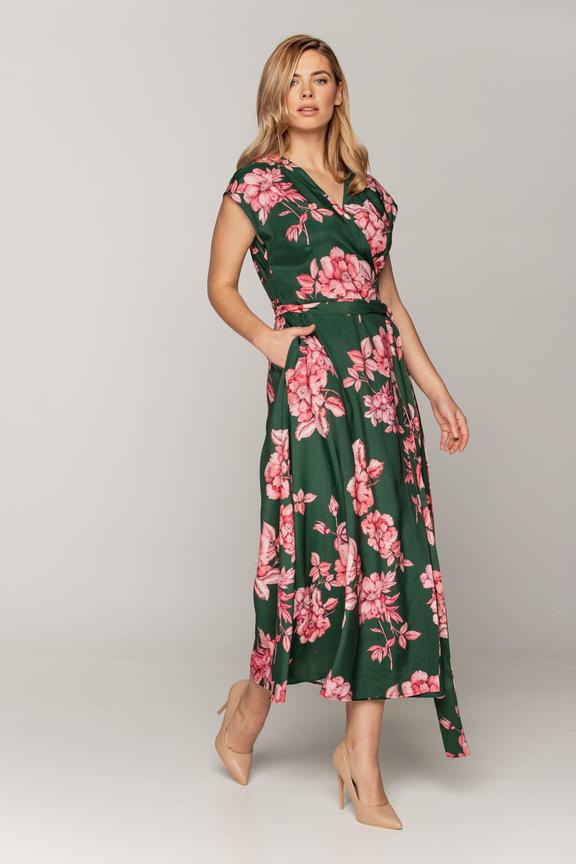 Delikatnie rozkloszowana kwiecista sukienka