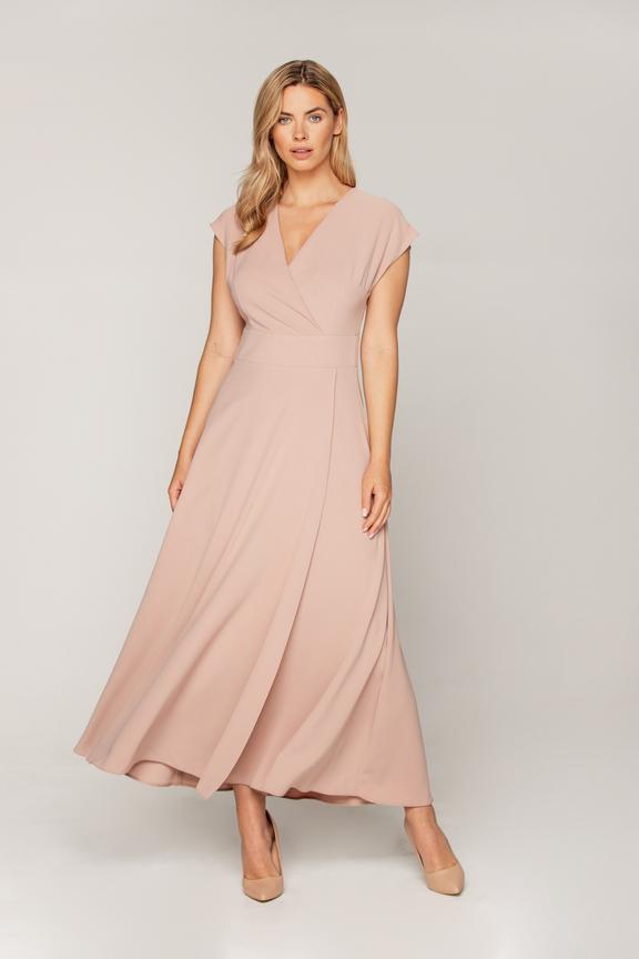 Długa sukienka podkreślająca talię