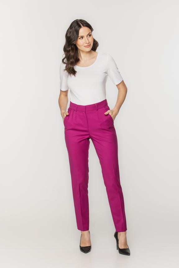 Dopasowana biała bluzka z dzianiny