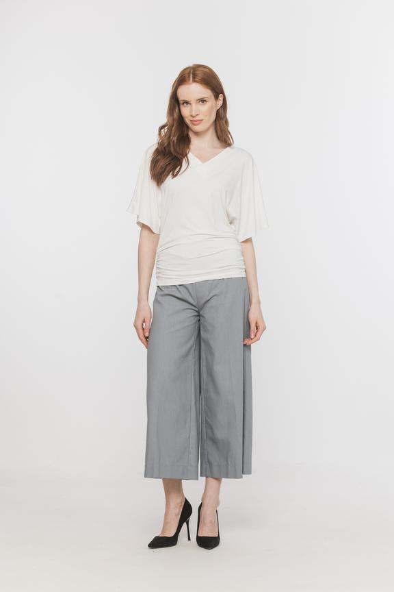 Dzianinowa bluzka ecru z motylkowym rękawem