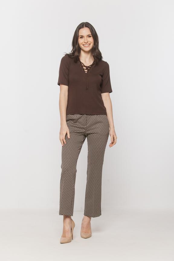 Dzianinowa bluzka w brązowym odcieniu ze sznurowaniem