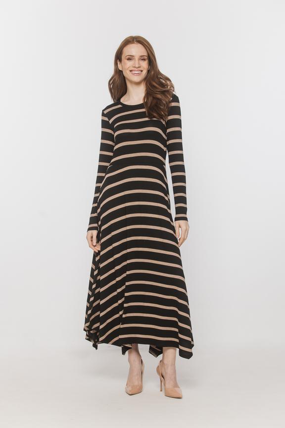 Dzianinowa jesienna sukienka w beżowe paski