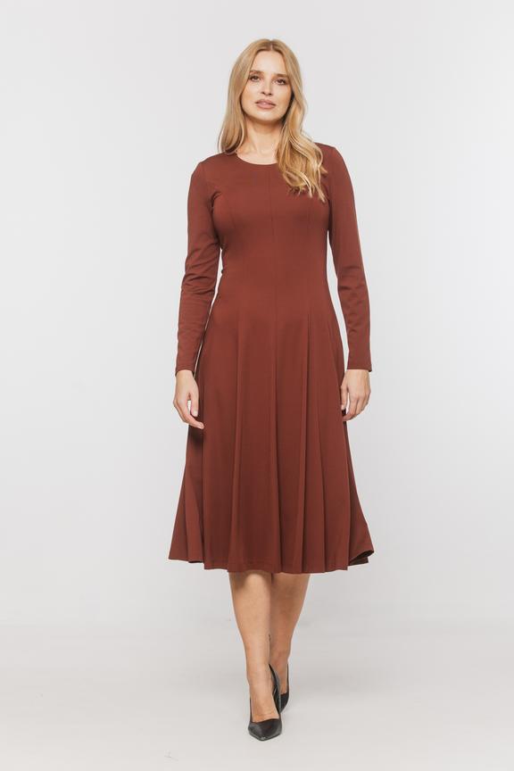 Dzianinowa rozkloszowana sukienka w odcieniu ciepłego brązu