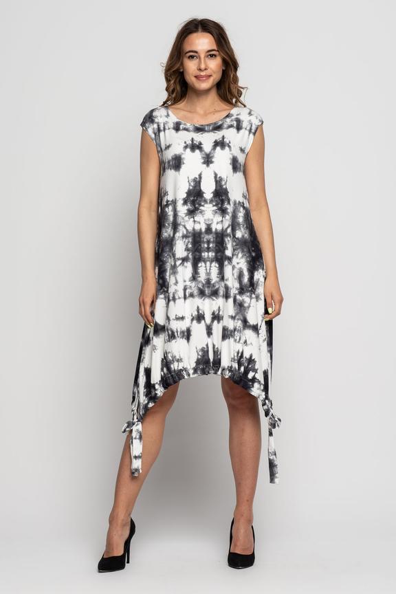 Dzianinowa rozszerzana sukienka z troczkiem u dołu