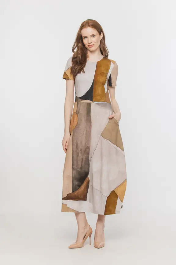 Dzianinowa sukienka Bialcon Art w stonowanych kolorach