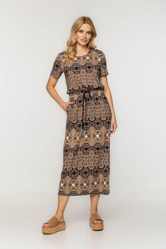 Dzianinowa sukienka z subtelnym rozcięciem z boku