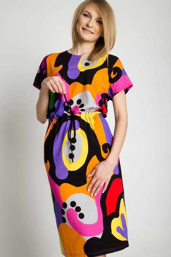 Wzorzysta sukienka z troczkiem w talii i krótkim rękawem