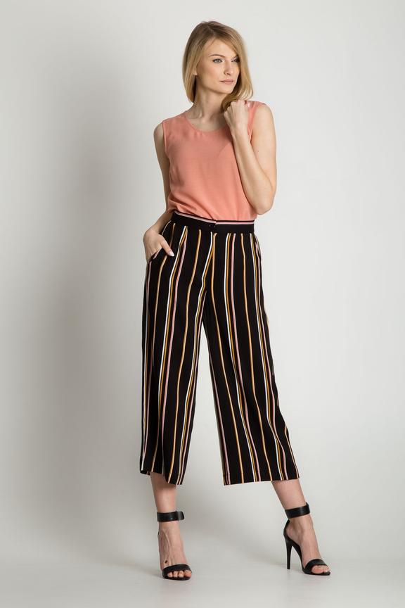 Szerokie spodnie w pionowe pasy nad kostkę