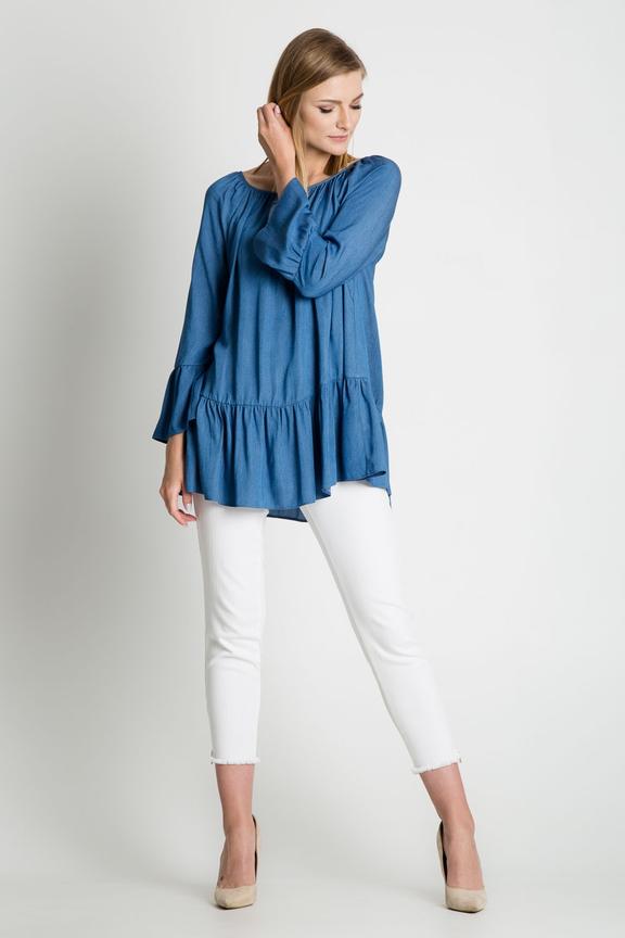 Niebieska bluzka z falbaną u dołu