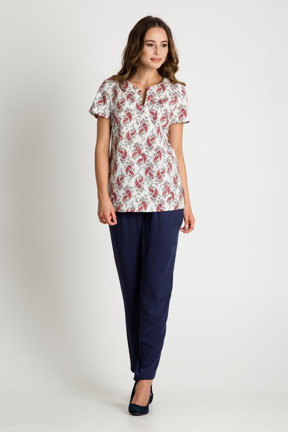 Wzorzysta bluzka z wycięciem na dekolcie