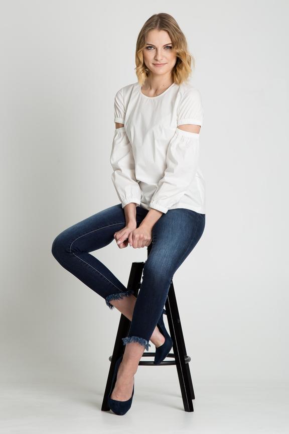 Biała bluzka z wycięciami na rękawach