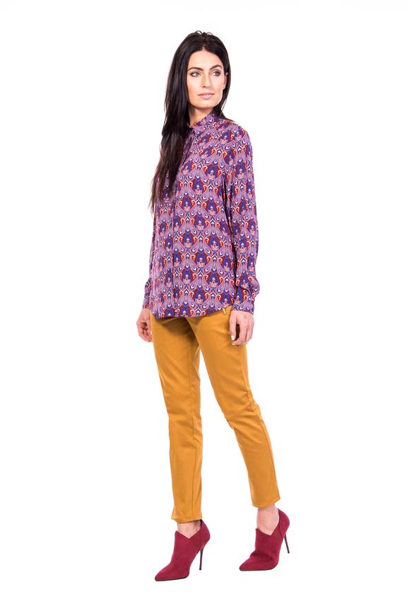 Różowa koszula we wzory