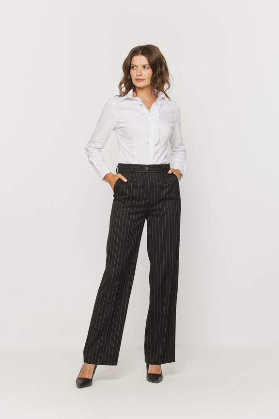 Elegancka biała koszula z żabotem