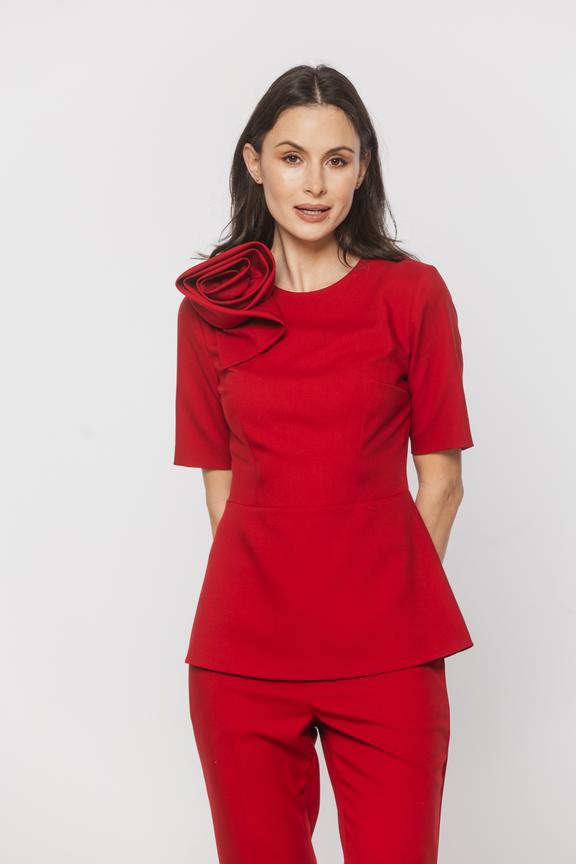 Elegancka czerwona bluzka z kwiatem i delikatną baskinką