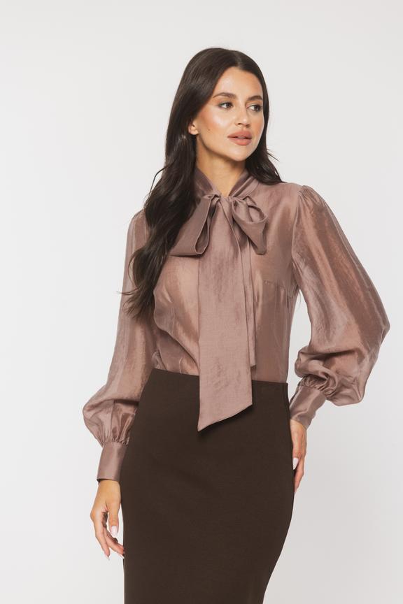 Elegancka połyskująca koszula w kolorze cappuccino
