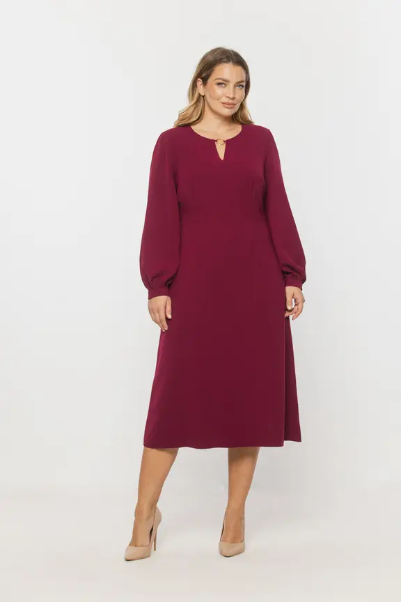 Elegancka rubinowa sukienka z długimi bufiastymi rękawami