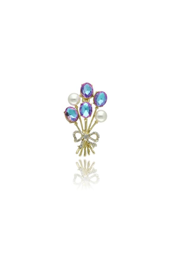 An elegant gold brooch in the shape of a bouquet featuring pearls and cubic zirconia