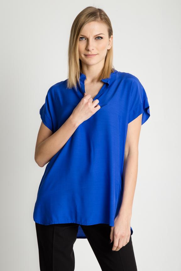 Niebieska bluzka z dekoltem w literkę V i krótkim rękawem