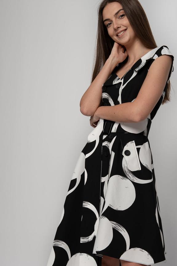 Asymetryczna sukienka z wykładanym kołnierzem