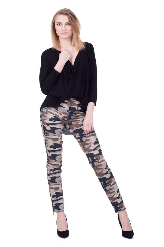 Dzianinowa czarna bluzka z długim rękawem