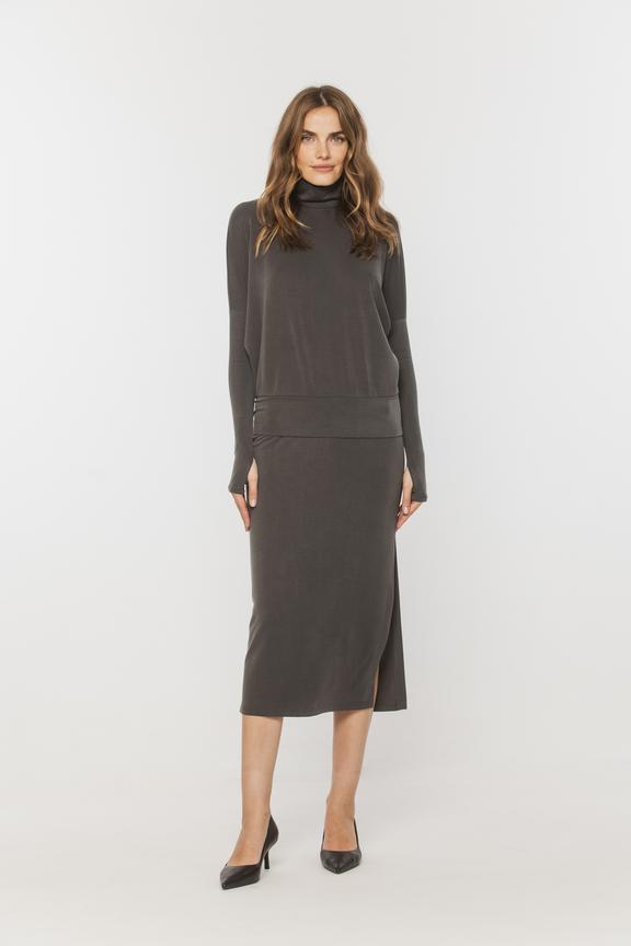 Grafitowy golf z nietoperzowym rękawem