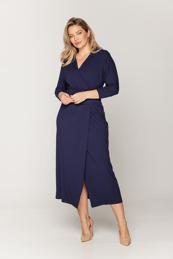 Granatowa sukienka podkreślająca talię