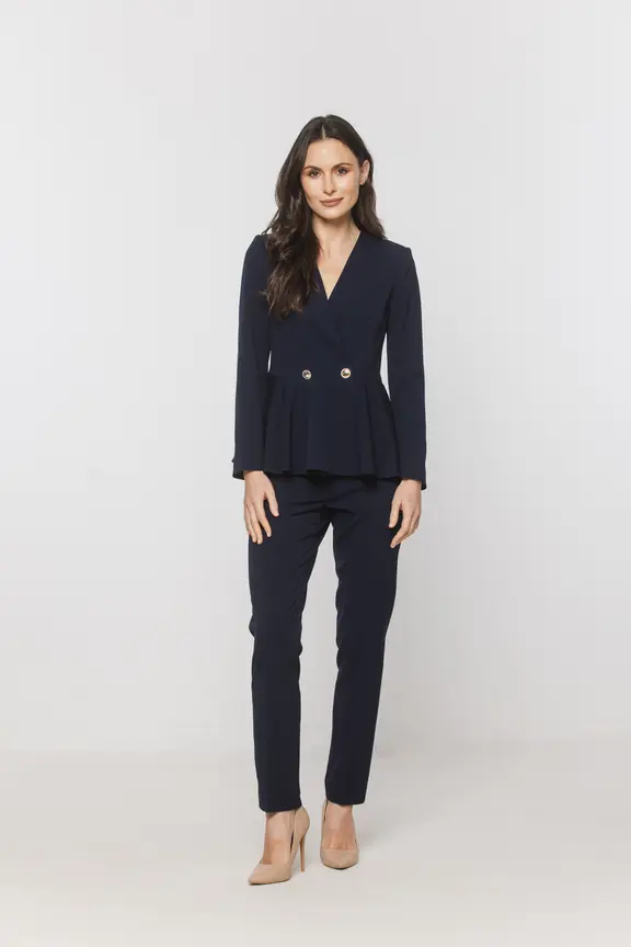 Granatowy kobiecy żakiet podkreślający talię