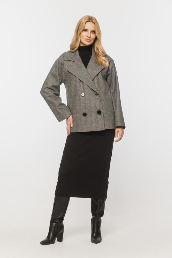 Jesienny płaszcz w jodełkę o skróconym fasonie