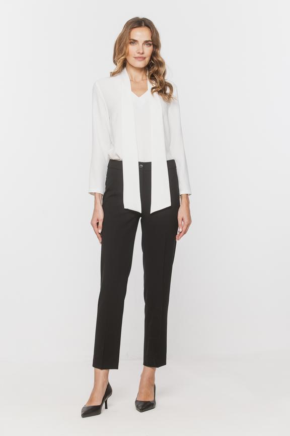 Klasyczne czarne spodnie w kant z gładkiej tkaniny