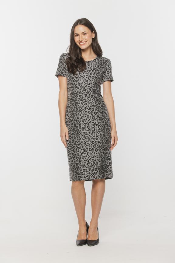 Kobieca ołówkowa sukienka z motywem panterki w odcieniach szarości