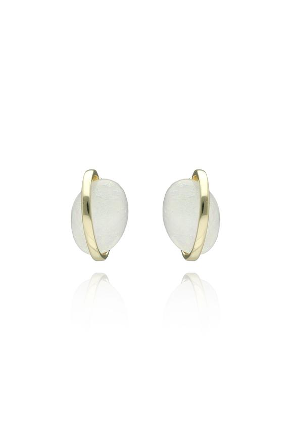 Kolczyki z opalizującym jasnym kamieniem