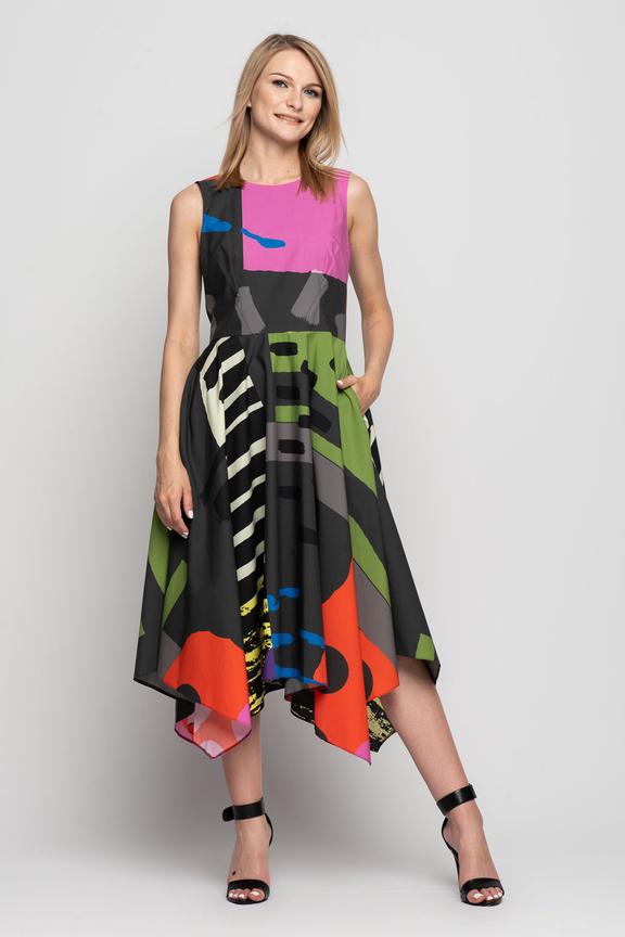 Kolorowa sukienka odcinana w talii