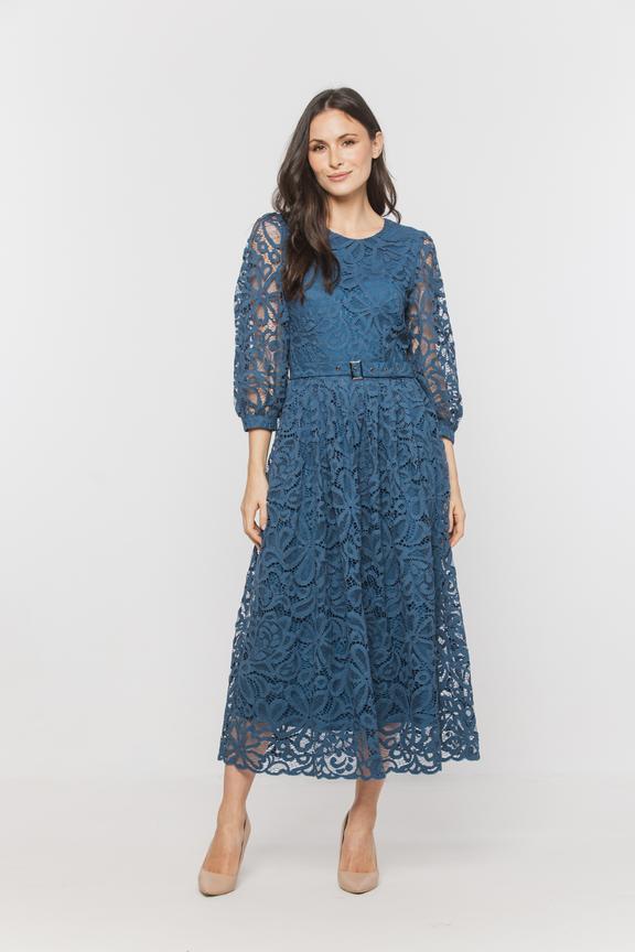 Koronkowa sukienka midi w odcieniu denim z podkreśloną talią